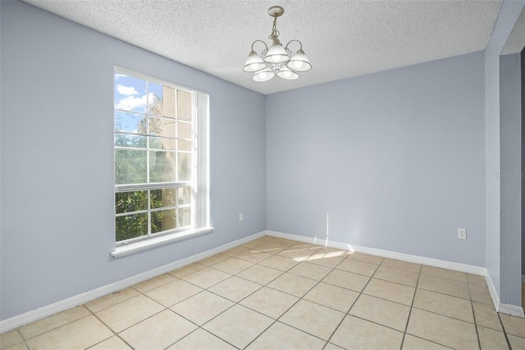 合同活跃: $124,000 (2 贝兹, 2 浴室, 1165 平方英尺)