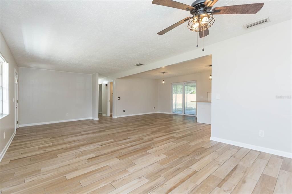 For Sale: $389,000 (3 beds, 2 baths, 1294 Square Feet)