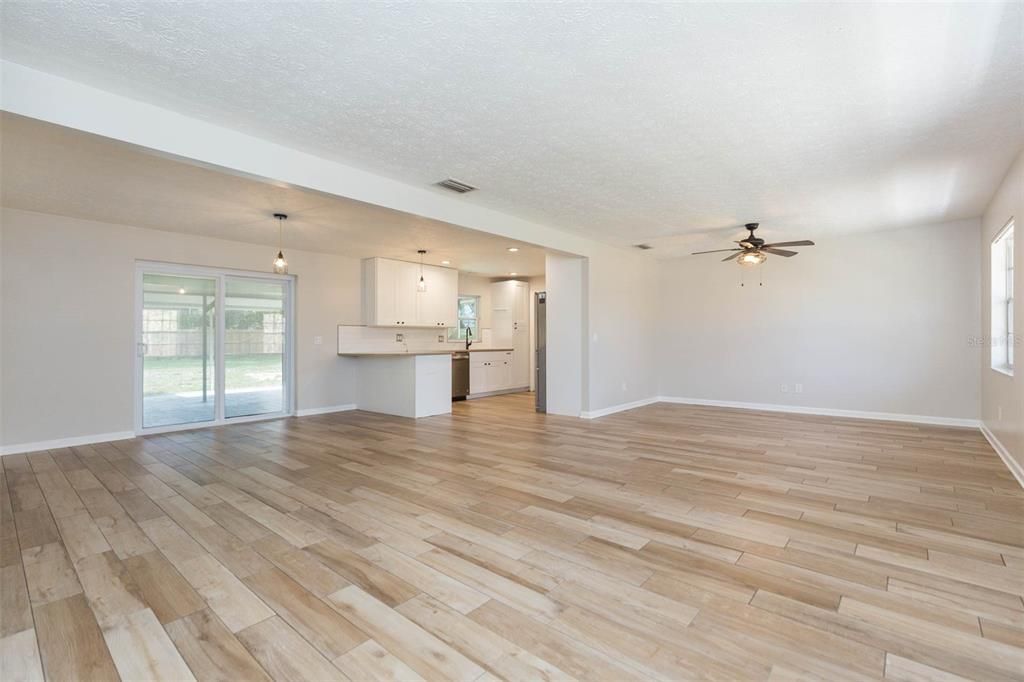 For Sale: $389,000 (3 beds, 2 baths, 1294 Square Feet)