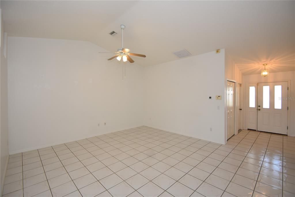 For Rent: $1,700 (3 beds, 2 baths, 1296 Square Feet)