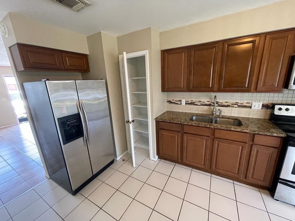 For Rent: $1,450 (2 beds, 1 baths, 704 Square Feet)