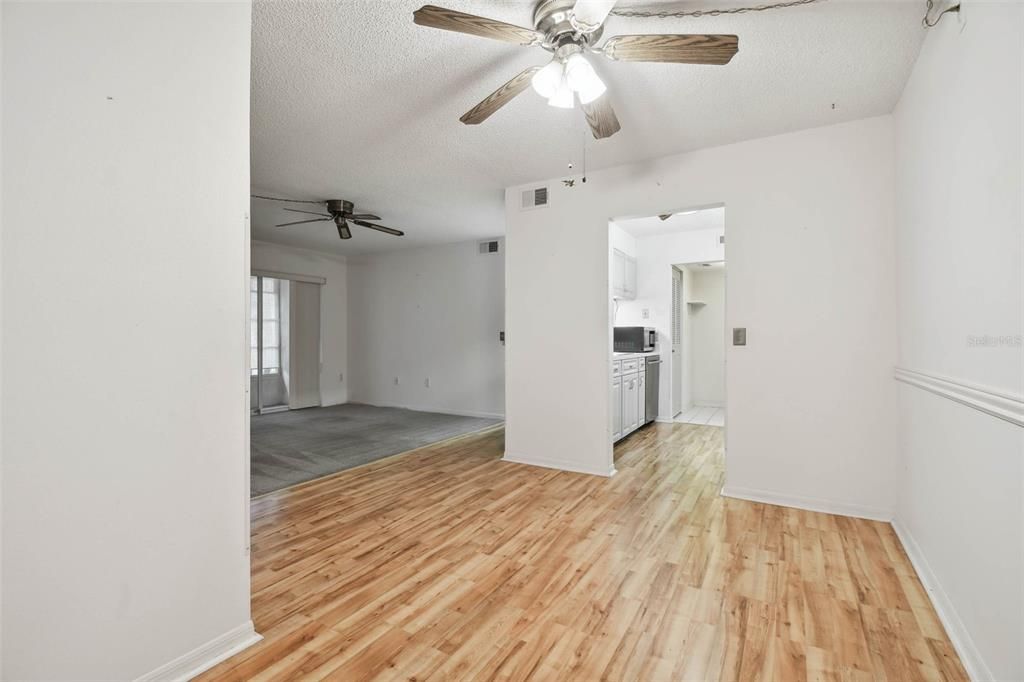 For Sale: $160,000 (2 beds, 2 baths, 937 Square Feet)