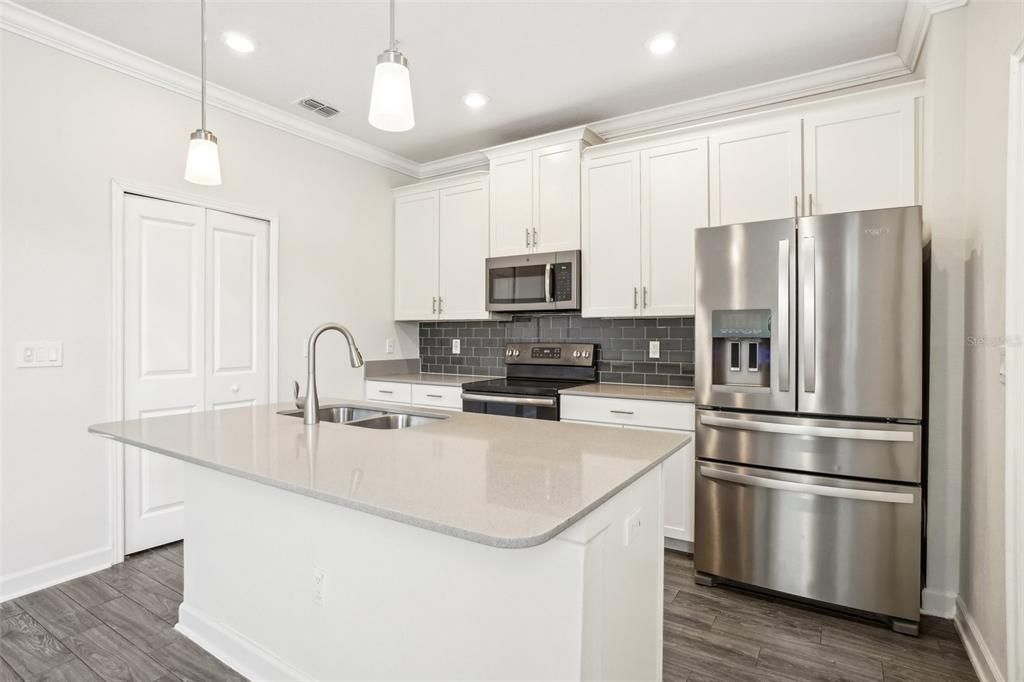 For Sale: $439,900 (3 beds, 2 baths, 1717 Square Feet)