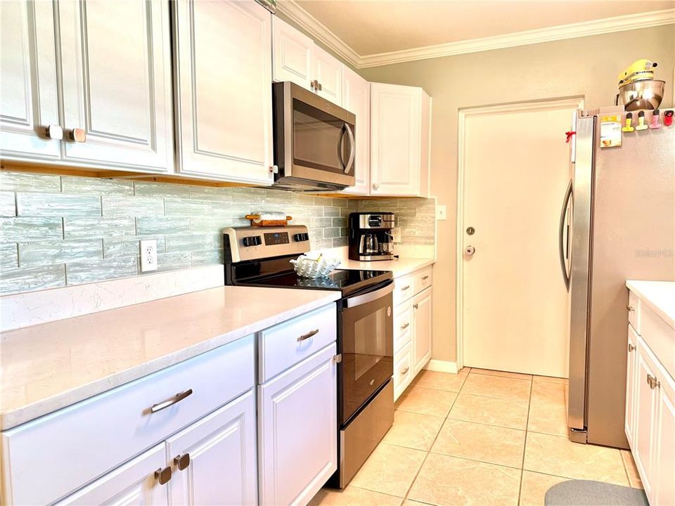 For Sale: $347,500 (2 beds, 1 baths, 879 Square Feet)