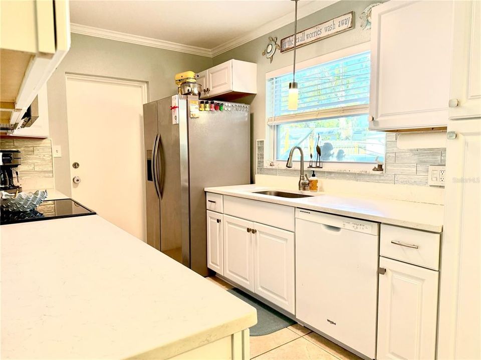 For Sale: $347,500 (2 beds, 1 baths, 879 Square Feet)