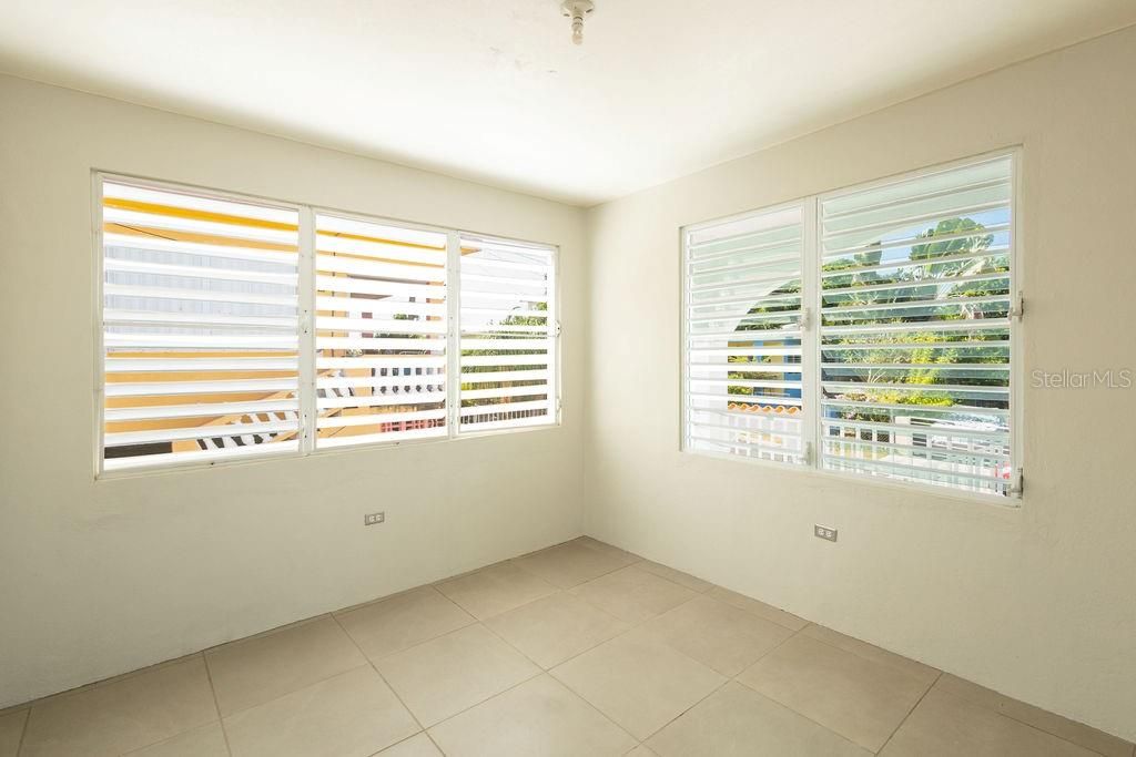 For Sale: $385,000 (6 beds, 2 baths, 2400 Square Feet)