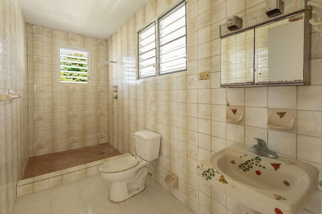 For Sale: $385,000 (6 beds, 2 baths, 2400 Square Feet)