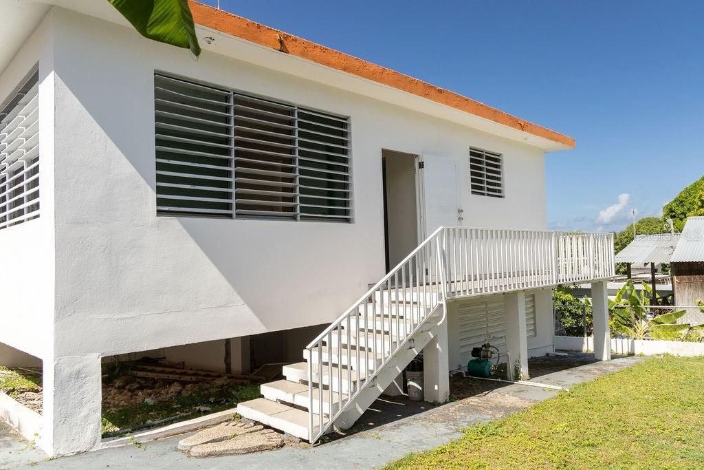 For Sale: $385,000 (6 beds, 2 baths, 2400 Square Feet)