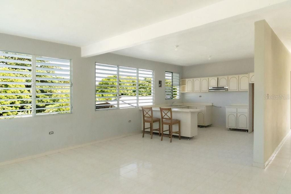 For Sale: $385,000 (6 beds, 2 baths, 2400 Square Feet)