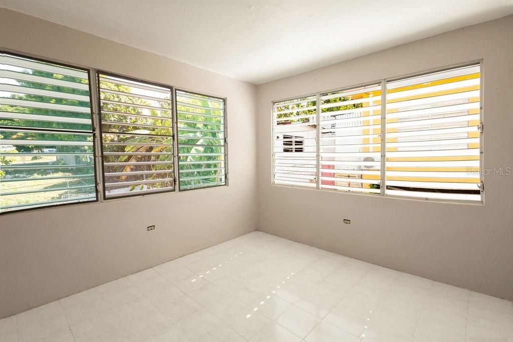 For Sale: $385,000 (6 beds, 2 baths, 2400 Square Feet)