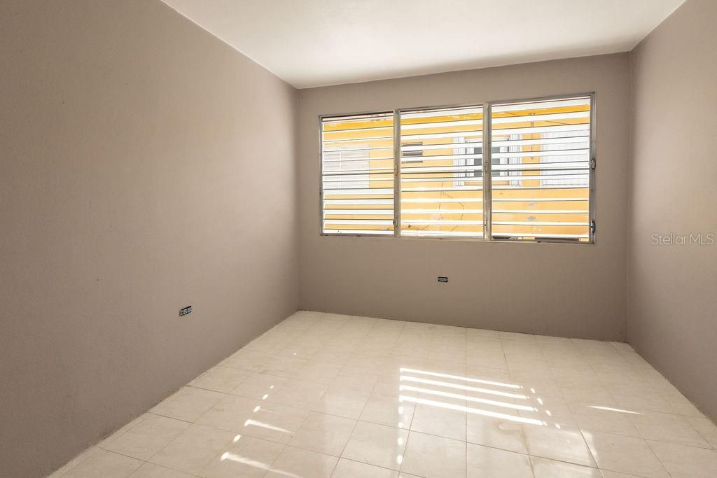 For Sale: $385,000 (6 beds, 2 baths, 2400 Square Feet)