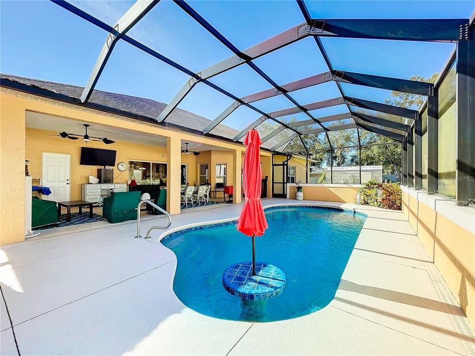 You can enjoy a beverage in the pool with the built in seating.