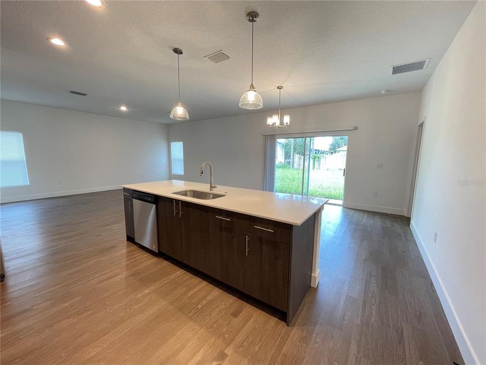 For Rent: $1,874 (4 beds, 2 baths, 1710 Square Feet)