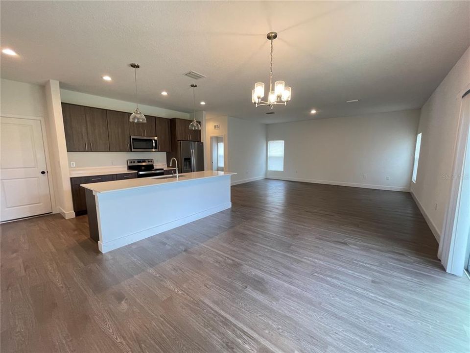 For Rent: $1,874 (4 beds, 2 baths, 1710 Square Feet)