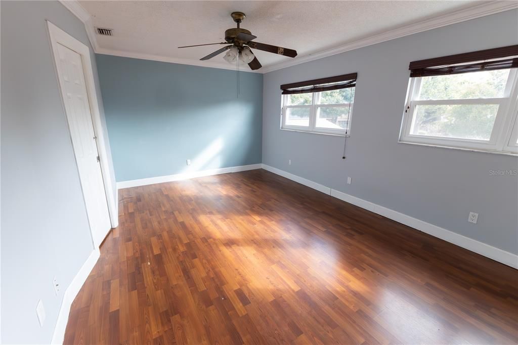 For Sale: $270,000 (2 beds, 1 baths, 1353 Square Feet)