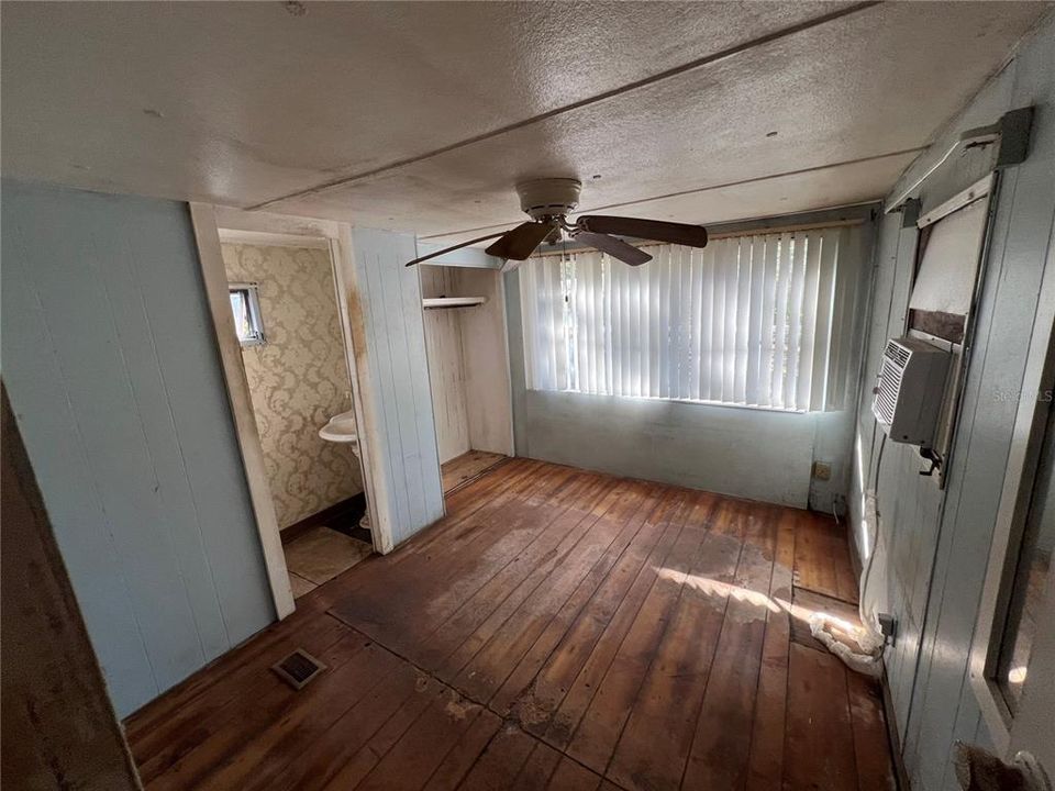 For Sale: $66,000 (2 beds, 1 baths, 672 Square Feet)