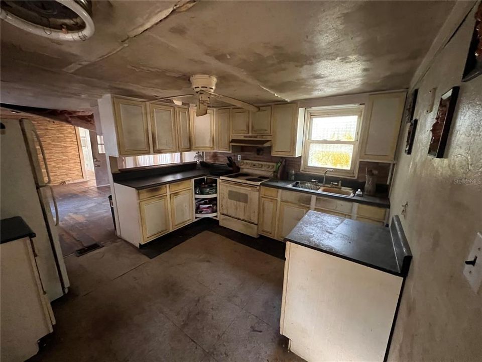 For Sale: $66,000 (2 beds, 1 baths, 672 Square Feet)