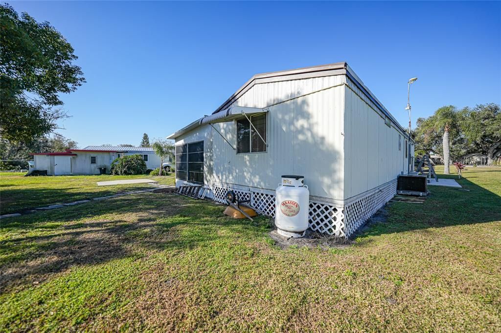 待售: $84,500 (2 贝兹, 1 浴室, 728 平方英尺)