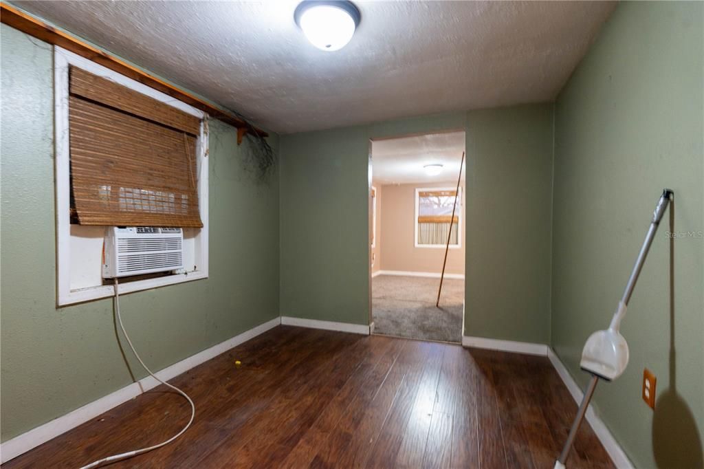 For Sale: $99,000 (2 beds, 1 baths, 748 Square Feet)