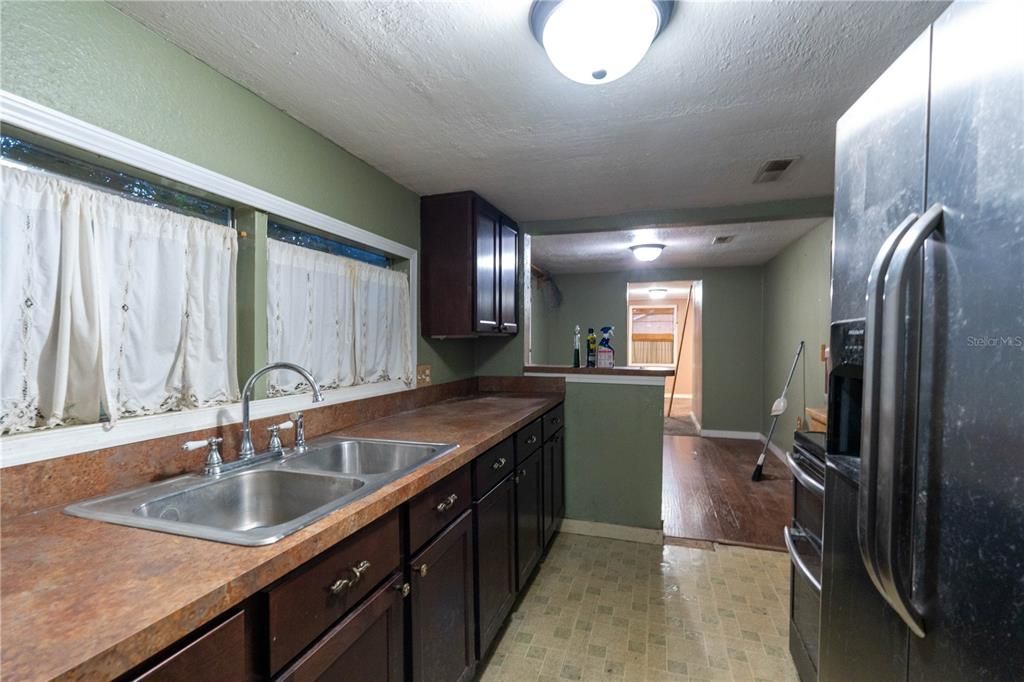 For Sale: $99,000 (2 beds, 1 baths, 748 Square Feet)