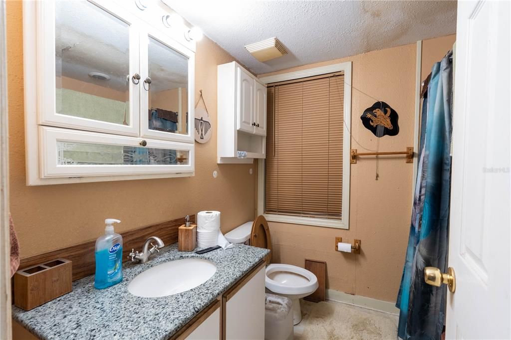 For Sale: $99,000 (2 beds, 1 baths, 748 Square Feet)