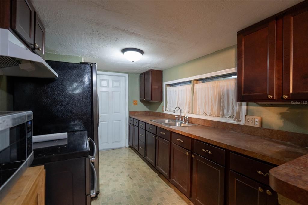 For Sale: $99,000 (2 beds, 1 baths, 748 Square Feet)