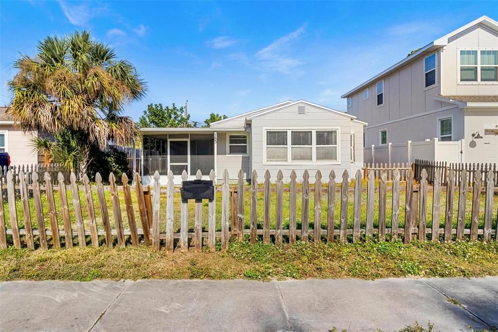 For Sale: $344,900 (2 beds, 1 baths, 756 Square Feet)