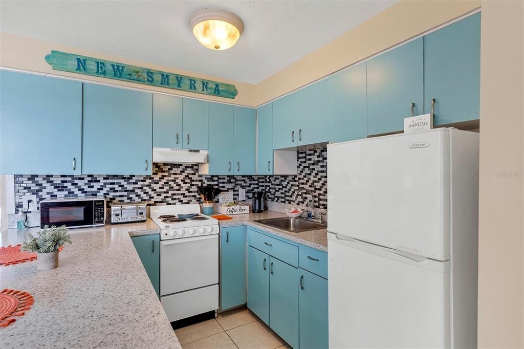 For Sale: $320,000 (1 beds, 1 baths, 608 Square Feet)