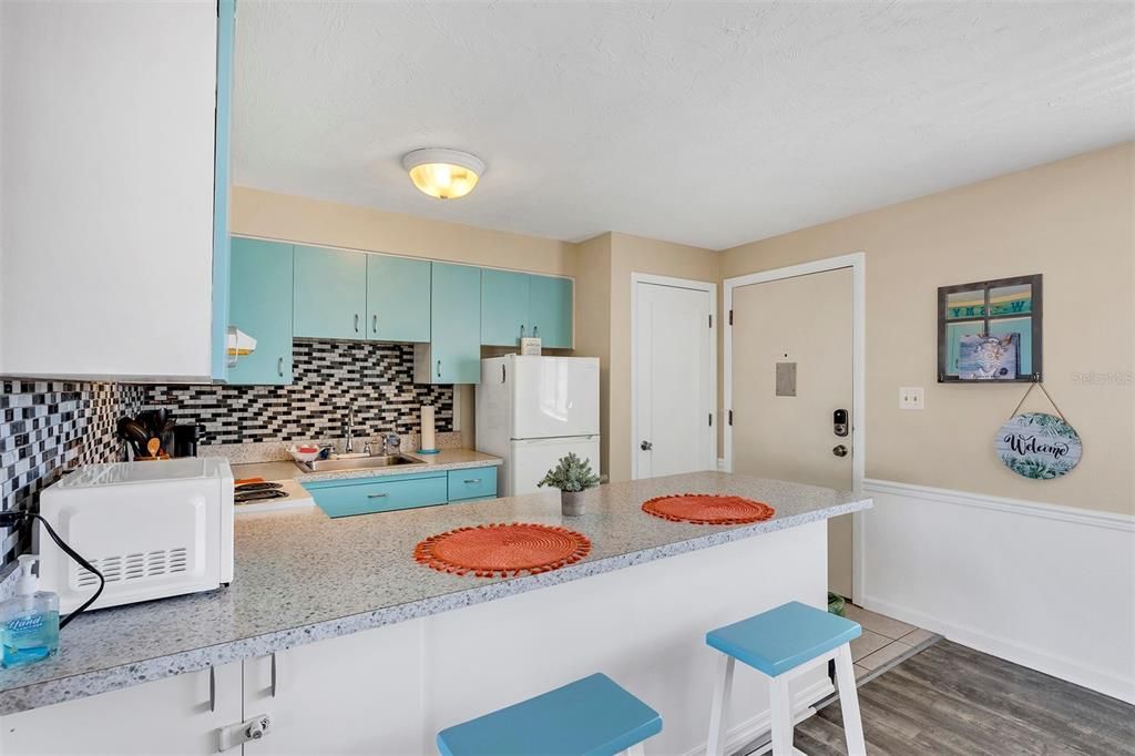 For Sale: $320,000 (1 beds, 1 baths, 608 Square Feet)