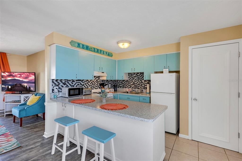 For Sale: $320,000 (1 beds, 1 baths, 608 Square Feet)