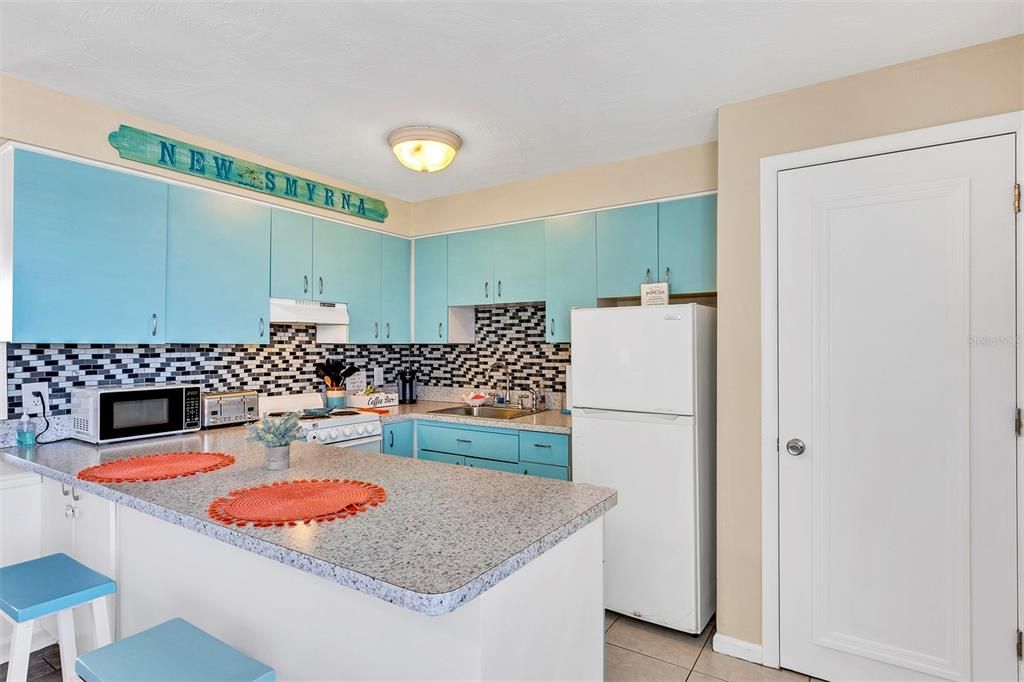 For Sale: $320,000 (1 beds, 1 baths, 608 Square Feet)