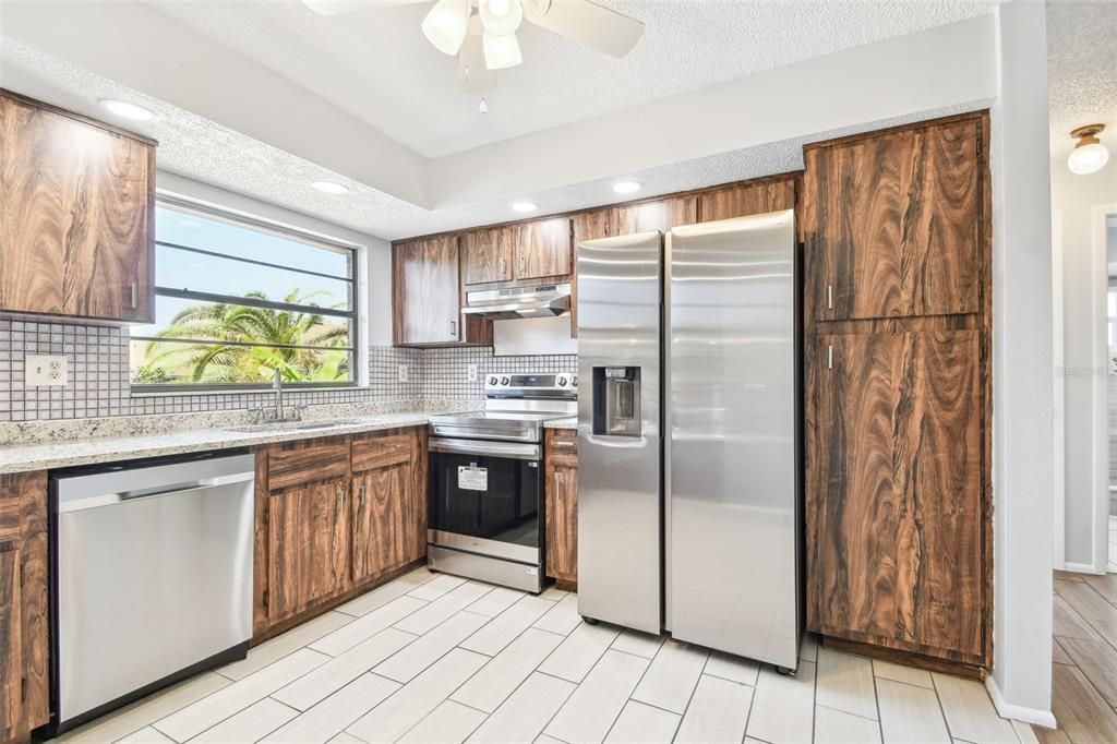 For Sale: $395,000 (2 beds, 2 baths, 1452 Square Feet)