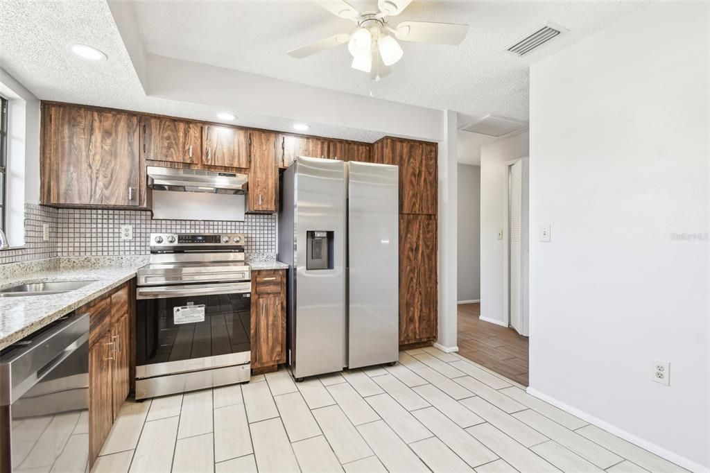 For Sale: $395,000 (2 beds, 2 baths, 1452 Square Feet)