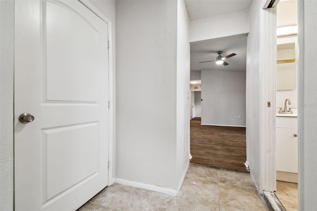 For Sale: $239,999 (2 beds, 2 baths, 930 Square Feet)