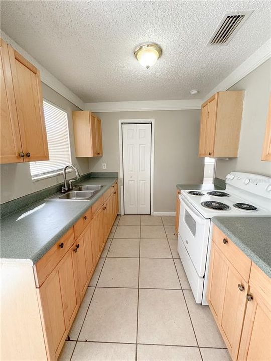 For Sale: $189,900 (2 beds, 1 baths, 897 Square Feet)