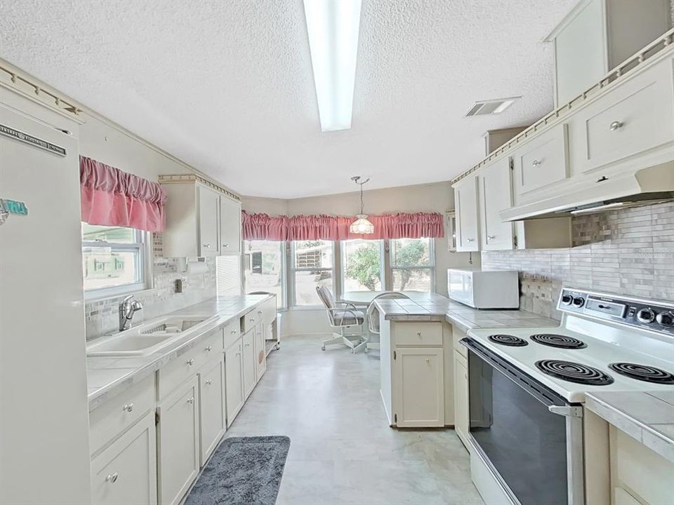 For Sale: $185,000 (2 beds, 2 baths, 1296 Square Feet)