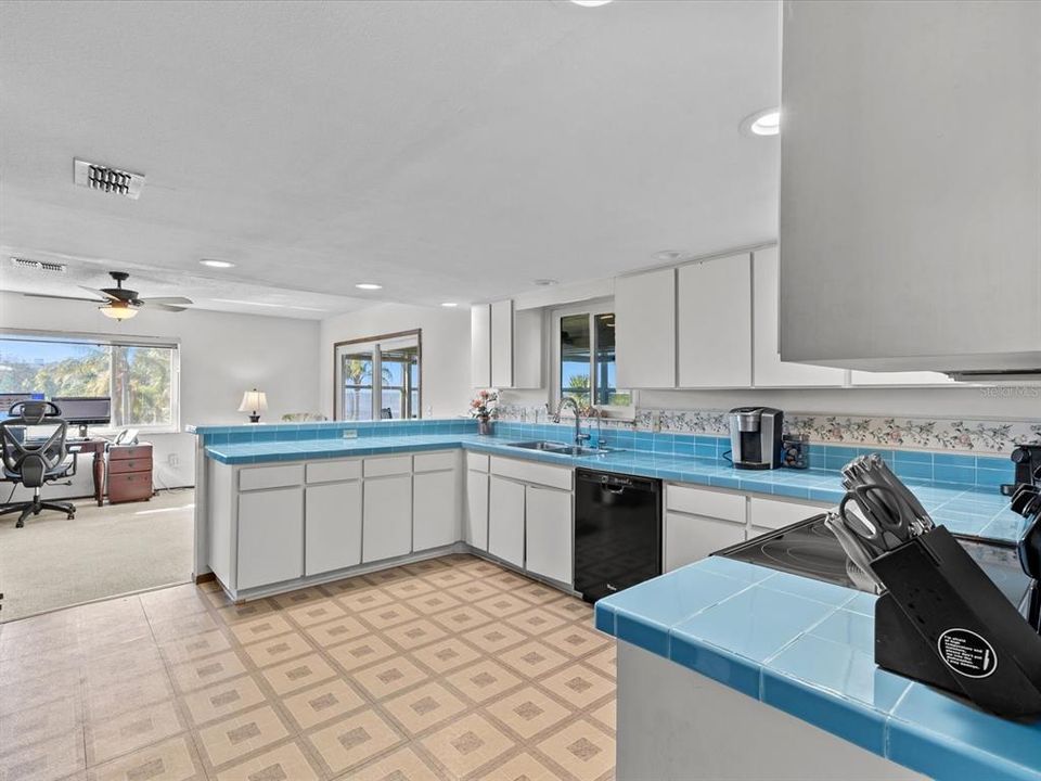 合同活跃: $709,000 (3 贝兹, 3 浴室, 2100 平方英尺)