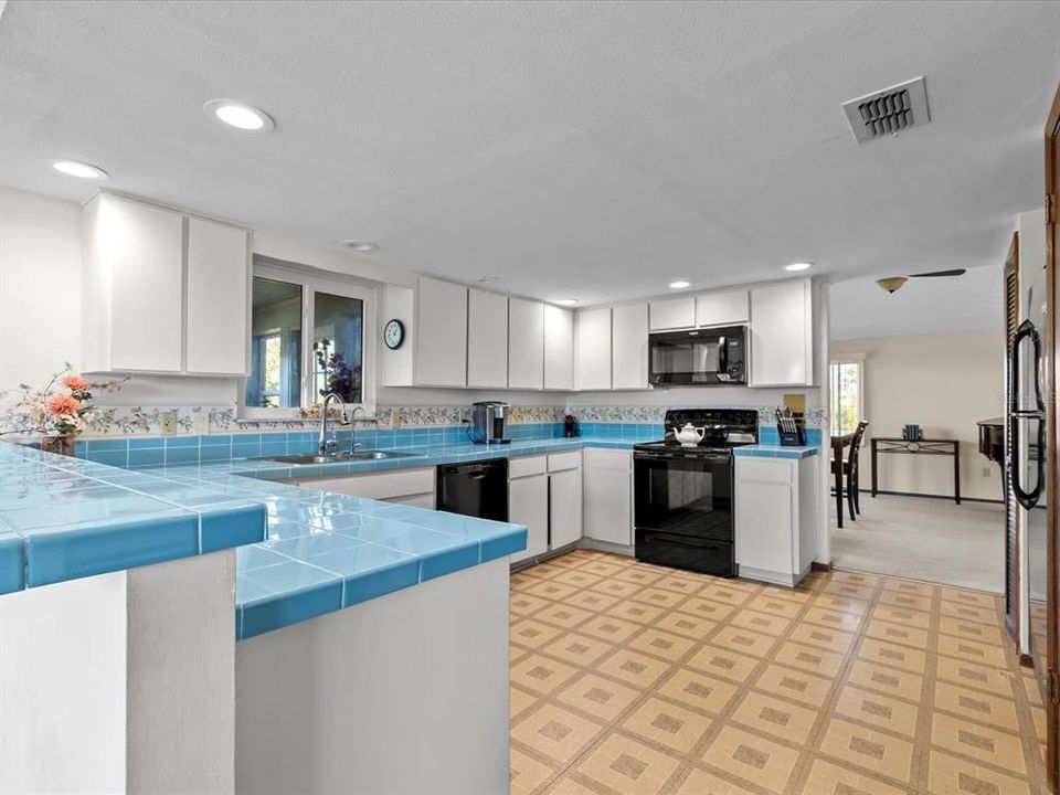 合同活跃: $709,000 (3 贝兹, 3 浴室, 2100 平方英尺)