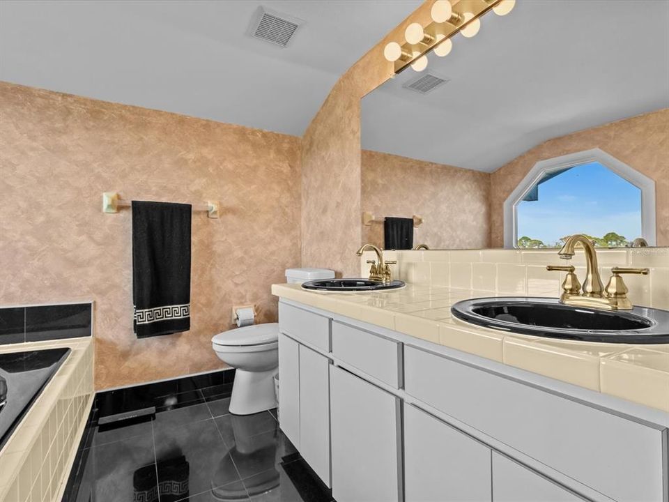 合同活跃: $709,000 (3 贝兹, 3 浴室, 2100 平方英尺)