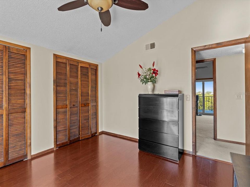 合同活跃: $709,000 (3 贝兹, 3 浴室, 2100 平方英尺)