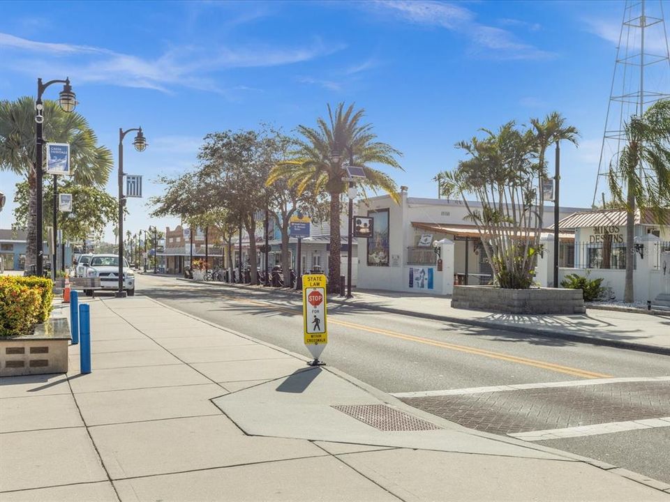 合同活跃: $709,000 (3 贝兹, 3 浴室, 2100 平方英尺)