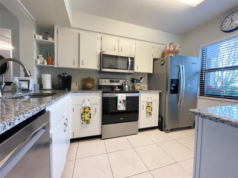 For Sale: $259,900 (2 beds, 2 baths, 934 Square Feet)