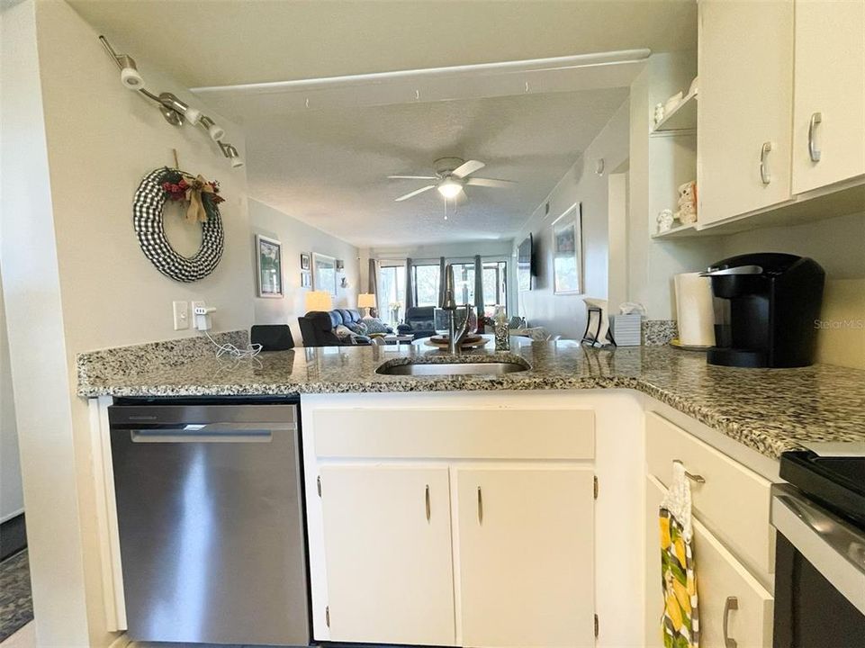 For Sale: $259,900 (2 beds, 2 baths, 934 Square Feet)