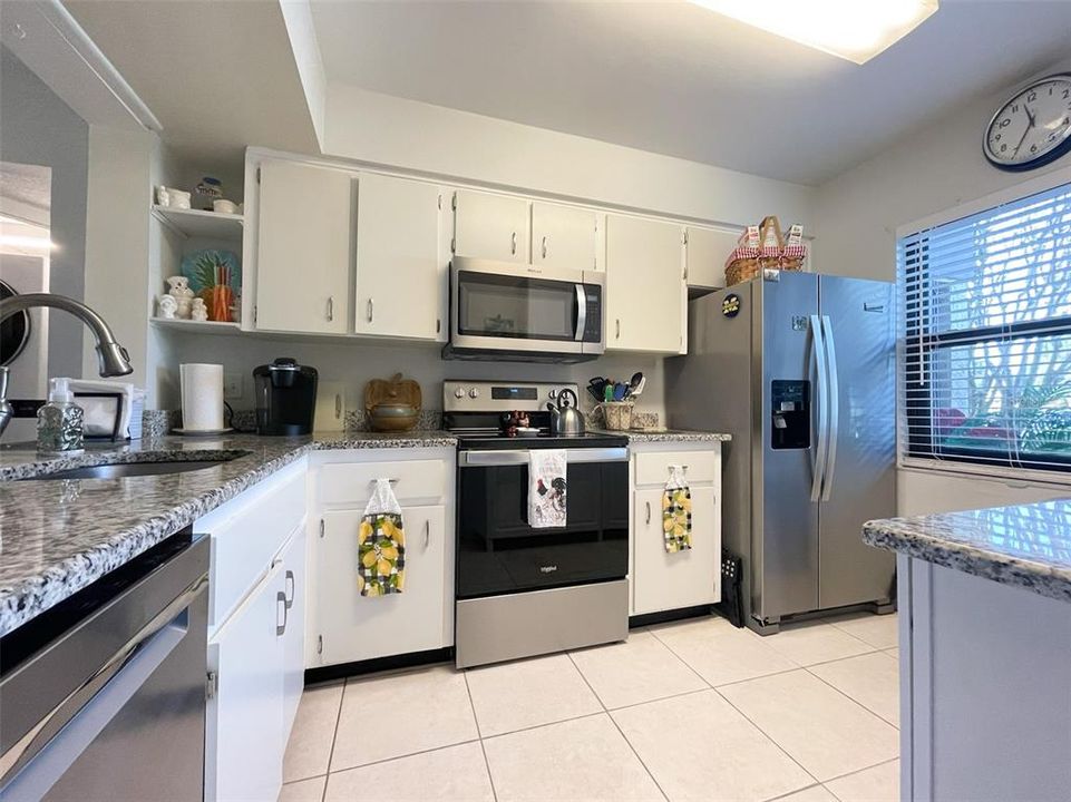 For Sale: $259,900 (2 beds, 2 baths, 934 Square Feet)