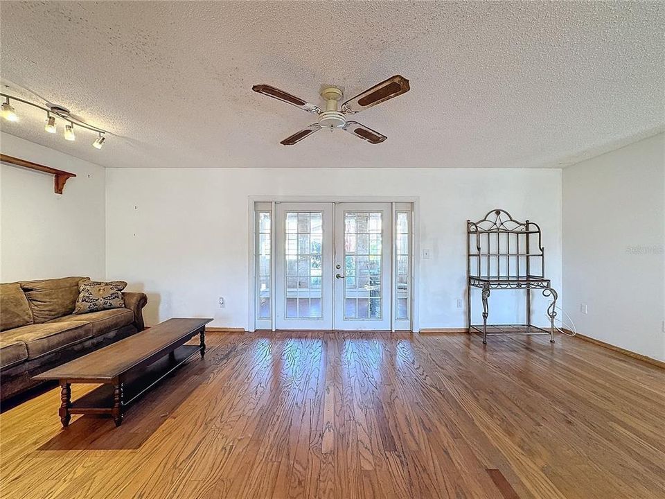 For Sale: $240,000 (2 beds, 2 baths, 1106 Square Feet)