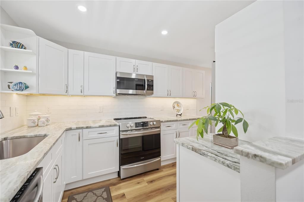 For Sale: $258,500 (2 beds, 2 baths, 978 Square Feet)