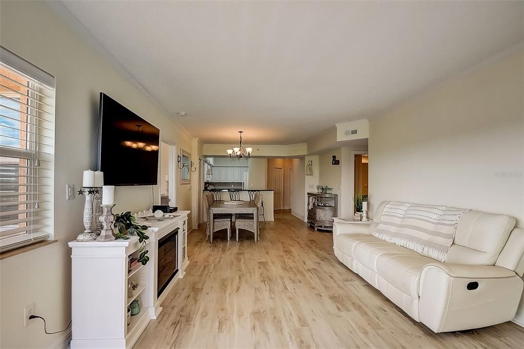 For Sale: $299,900 (2 beds, 2 baths, 1339 Square Feet)