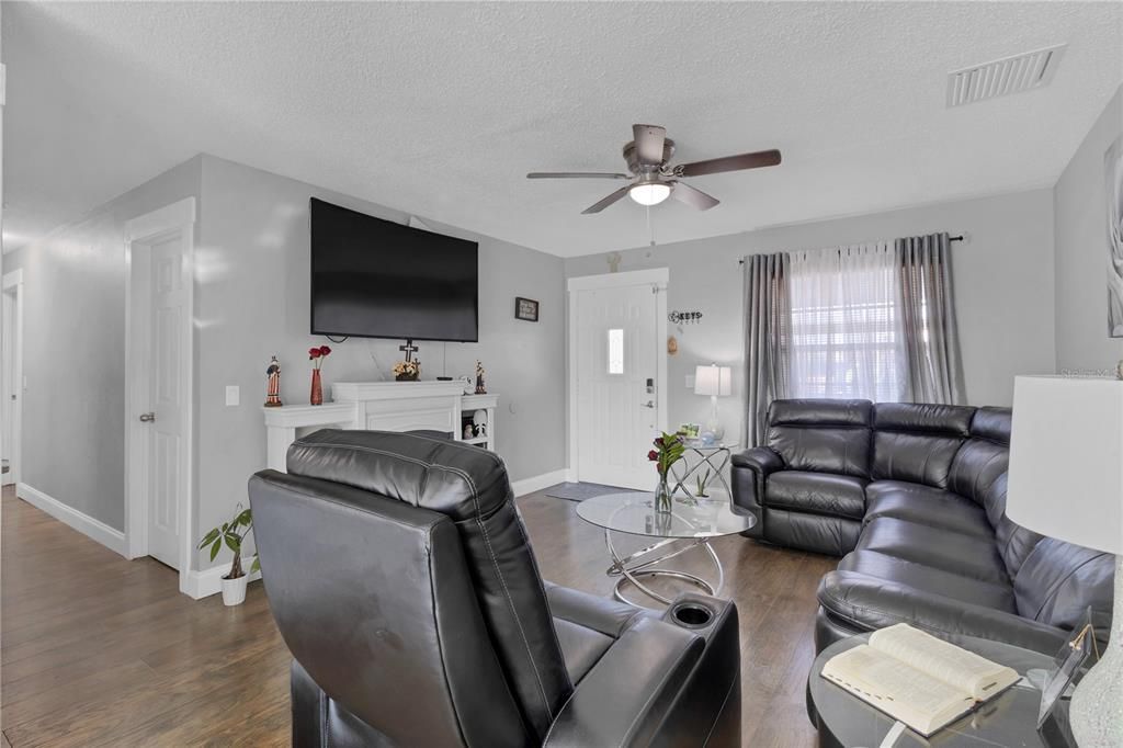 For Sale: $355,000 (3 beds, 1 baths, 1243 Square Feet)