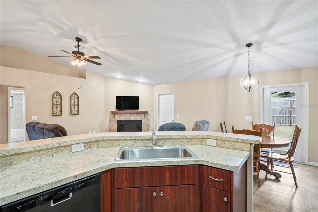 Activo con contrato: $464,900 (3 camas, 2 baños, 1480 Pies cuadrados)