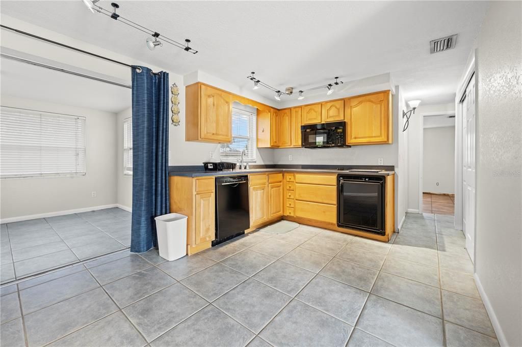 For Sale: $230,000 (2 beds, 1 baths, 956 Square Feet)